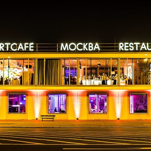 Ansicht des Cafe Moskau Berlin bei Nacht
